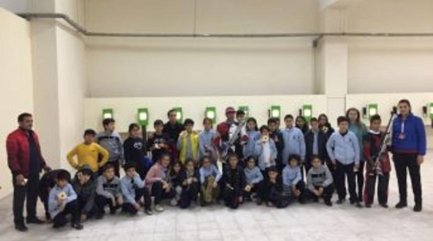 Diyarbakırlı Milli Atıcıya Minik &Ouml;ğrencilerden Ziyaret