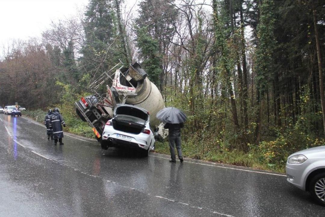 İstanbul&rsquo;da Beton Mikseri Devrildi, Faciadan D&ouml;n&uuml;ld&uuml;