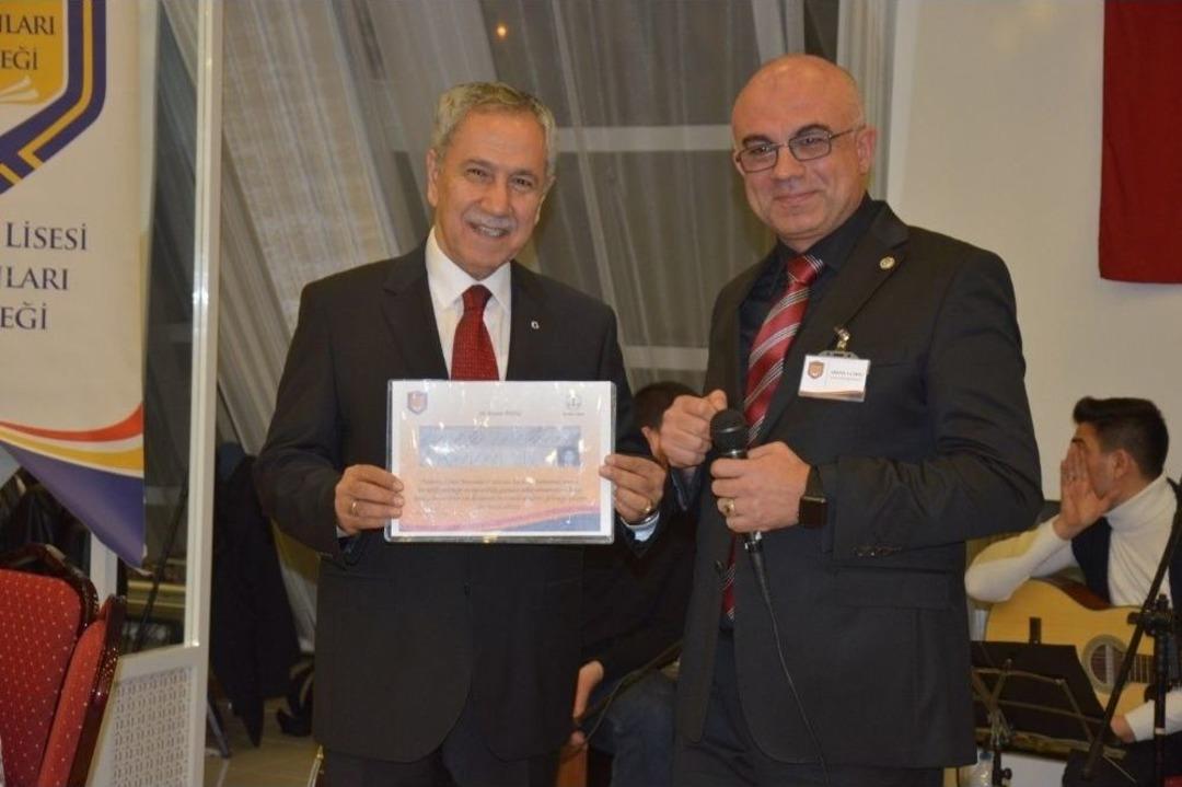 Arın&ccedil;&rsquo;a 52 Yıl Sonra Lise Diploması S&uuml;rprizi