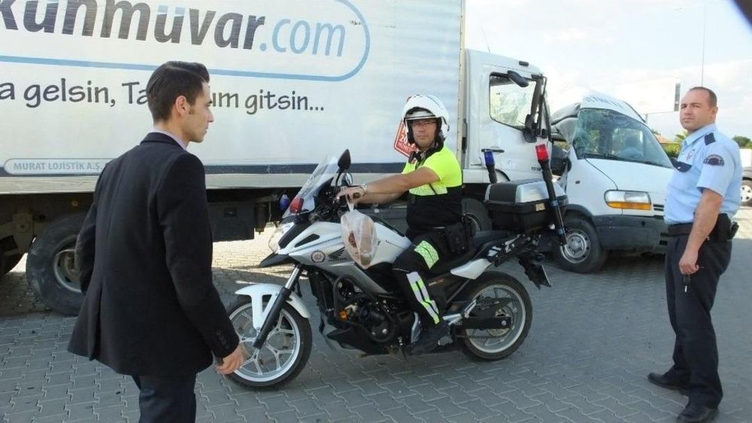 Işıklarda Duramayan Kamyon Karayolunu Savaş Alanına &Ccedil;evirdi: 4 Yaralı