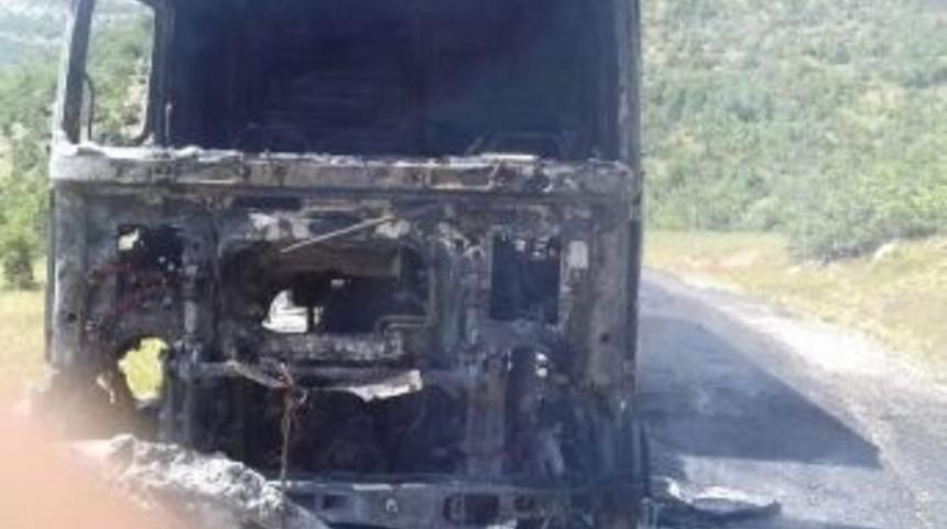 Teröristler Kamyon Yakıp, Sürücüsünü Kaçırdı