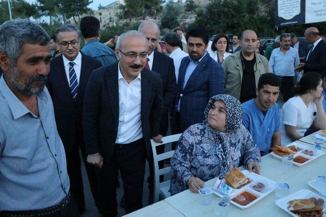 Kalkınma Bakanı Elvan, Hasta Yakınlarıyla İftar Yaptı