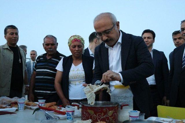 Kalkınma Bakanı Elvan, Hasta Yakınlarıyla İftar Yaptı