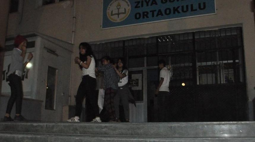 Batman&rsquo;da İki Kız &Ouml;ğrenci Okulda Mahsur Kaldı