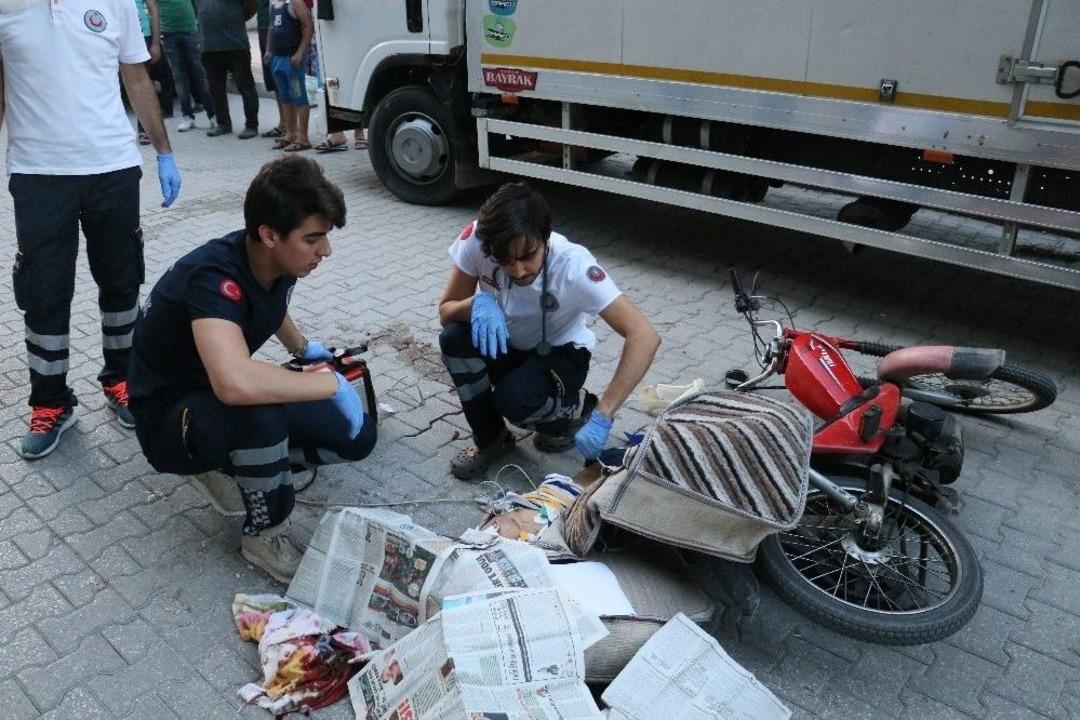 Kamyonetin Sıkıştırdığı Mobilet Kaza Yaptı: 1 &Ouml;l&uuml;, 1 Yaralı