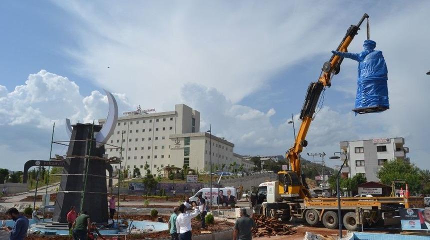 Hastane Kavşağı&rsquo;na Atat&uuml;rk B&uuml;st&uuml;