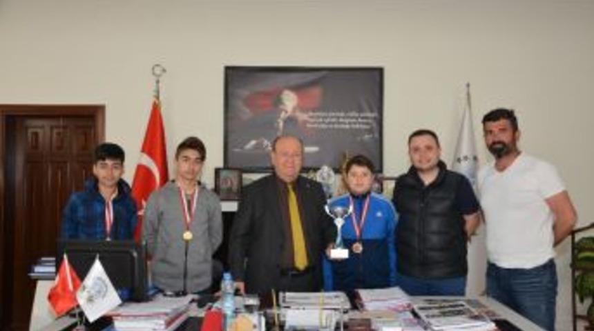 &rsquo;egenin Efeler&rsquo;i Kupaları İle Birlikte Başkan &Ouml;zakcan&rsquo;ı Ziyaret Etti