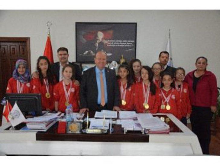 Gazipaşa Kız Voleybol Takımı’ndan Başkan Özakcan’a Ziyaret