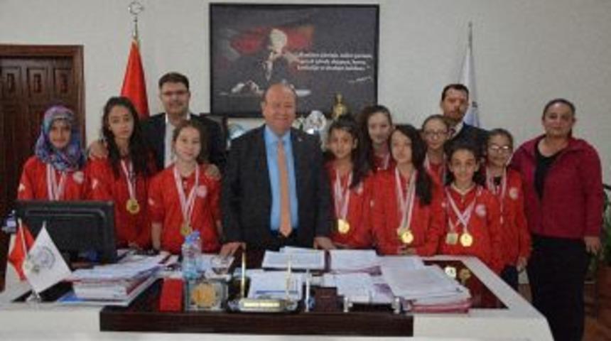 Gazipaşa Kız Voleybol Takımı&rsquo;ndan Başkan &Ouml;zakcan&rsquo;a Ziyaret