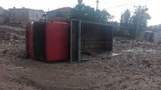 Karaman’da Sel Kamyoneti Devirdi