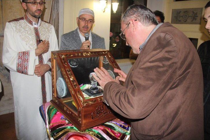 Sakal-ı Şerif 686 Yıllık Tarihi Orhan Camii’nde Ziyarete Açıldı G4