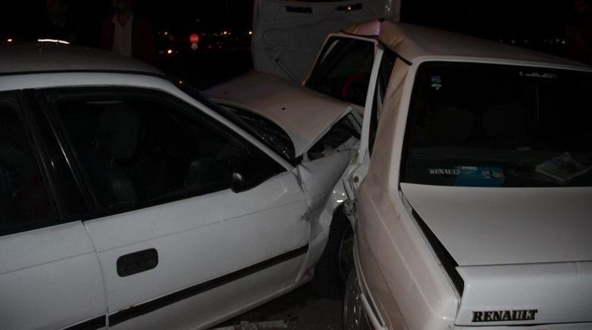 Sivas&rsquo;ta İki Otomobil Kavşakta &Ccedil;arpıştı: 5 Yaralı