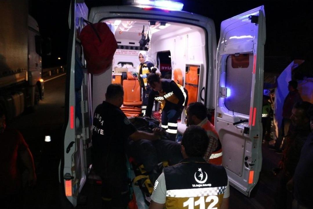 Tır Kamyona Arkadan &Ccedil;arptı: 2 Yaralı