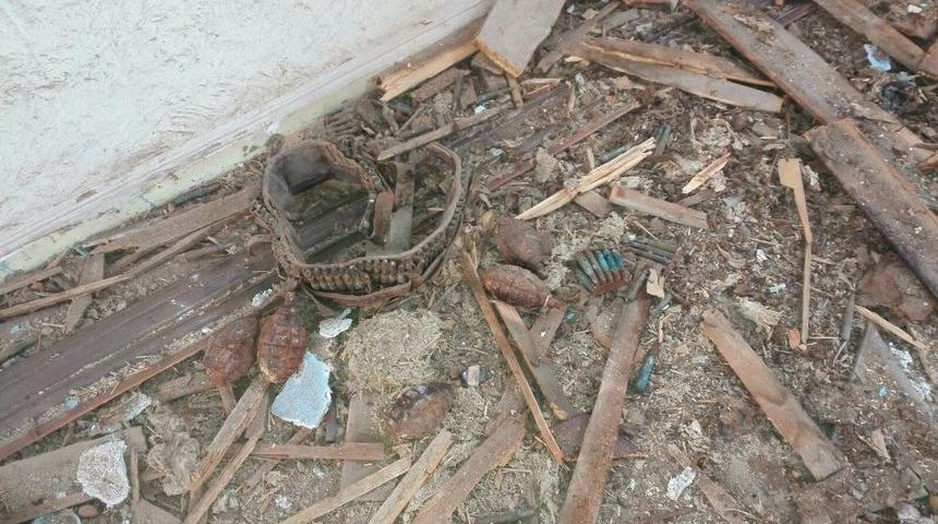 (&ouml;zel) Metruk Bir Binada Tavan Arasına Gizlenmiş Patlamamış El Bombaları Bulundu