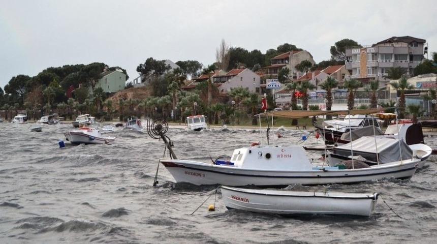 Ayvalık&rsquo;ta Lodos K&uuml;&ccedil;&uuml;k Balık&ccedil;ı Teknelerini Batırdı