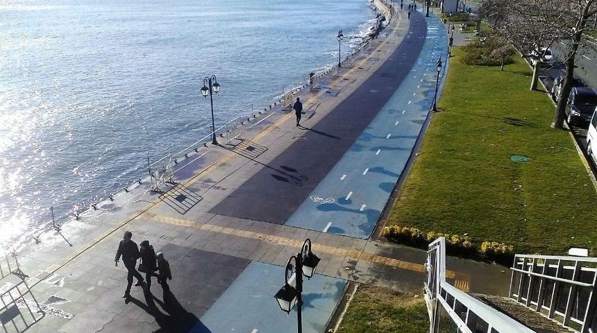 Yağmur Sonrası G&uuml;neşi G&ouml;ren Vatandaşlar Kendini Dışarı Attı