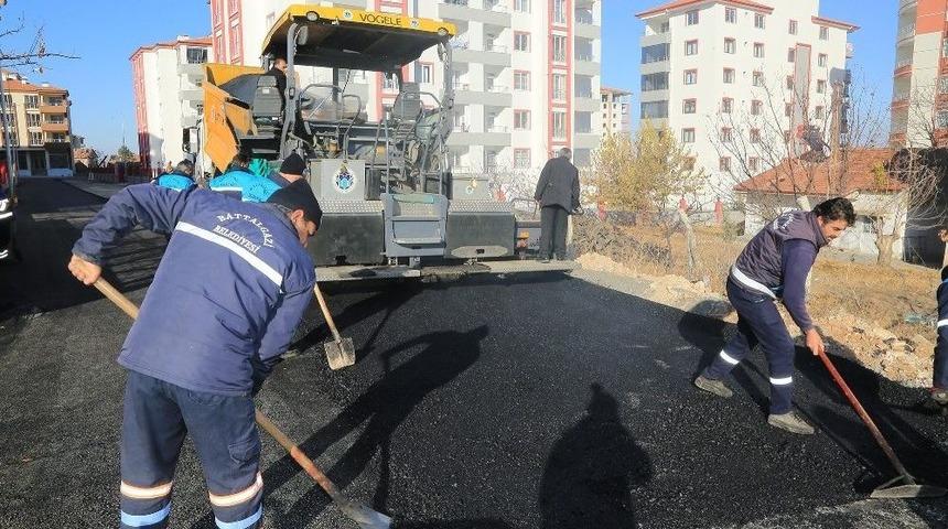 G&ouml;ztepe Mahallesinde 6 Sokakta Sıcak Asfalt &Ccedil;alışması Yapıldı