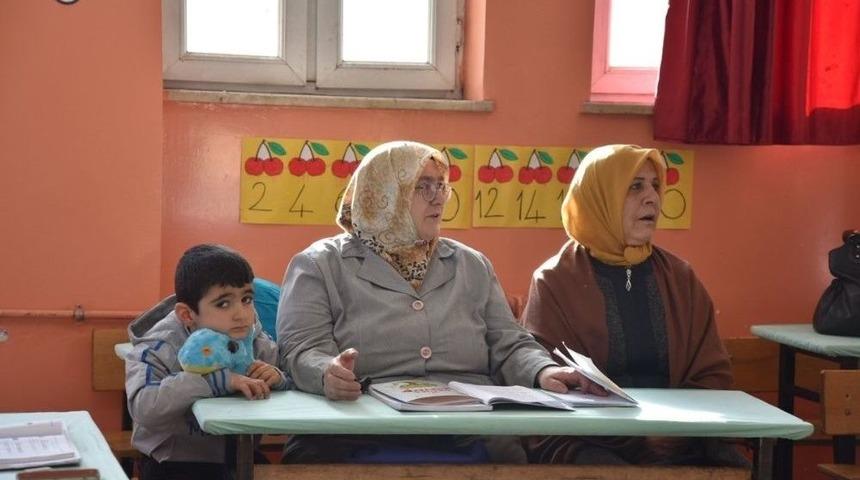 Ağrılı Kadınlardan Okuma Yazma Kurslarına Yoğun İlgi