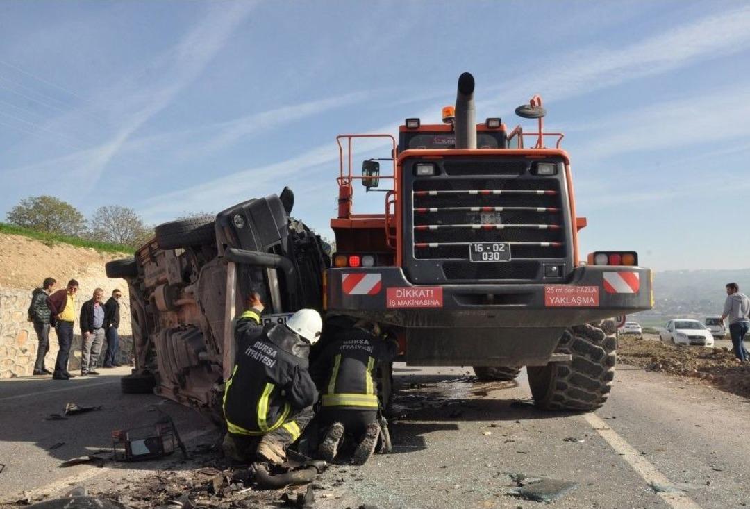 İş Makinesi İle &Ccedil;arpışan Ara&ccedil;ta Sıkışarak Can Verdi