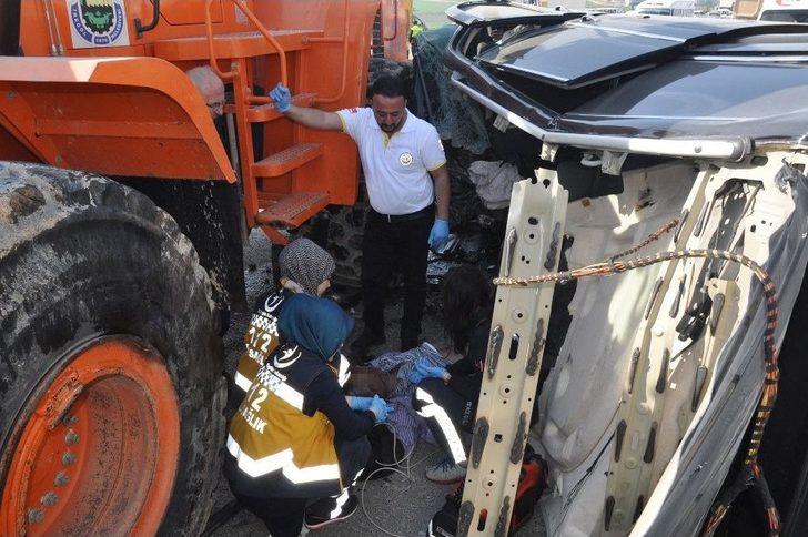 İş Makinesi İle Çarpışan Araçta Sıkışarak Can Verdi G1