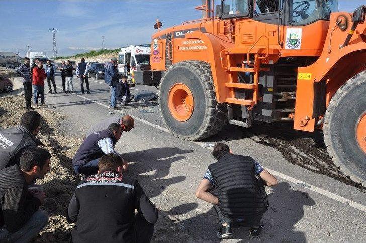 İş Makinesi İle Çarpışan Araçta Sıkışarak Can Verdi G3