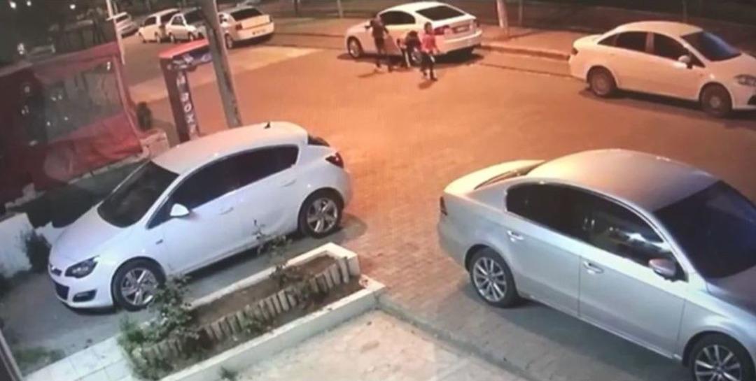 (&ouml;zel) Ellerinde Bı&ccedil;aklarla Sokağa İnen &Ccedil;ocuklar 11 Aracın Lastiğini Patlattı