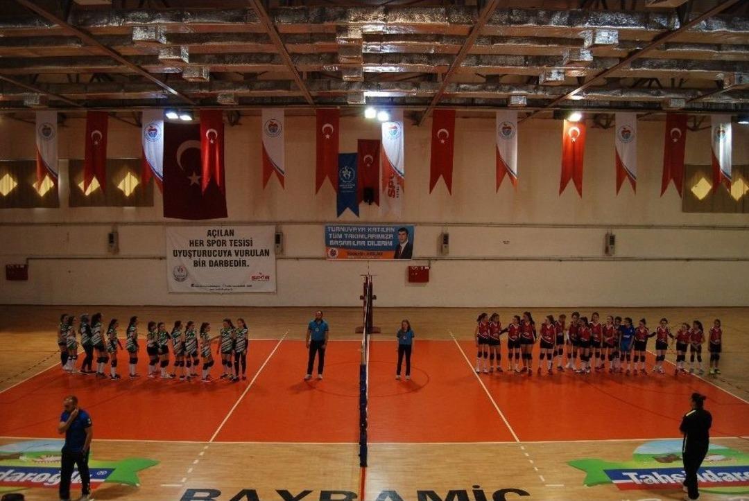 Midivoleybolda Şampiyon Bayrami&ccedil;