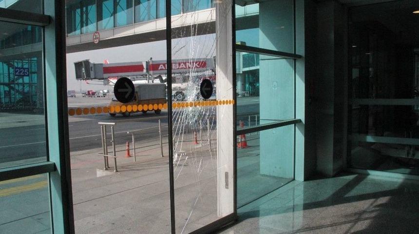 Sarhoş Yolcu Apronda Ka&ccedil;ırdığı U&ccedil;ağın Peşinden Koştu