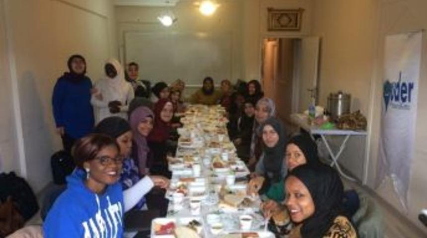 Afrikalı Kız Öğrenciler Kahvaltı Sofrasında Buluştu