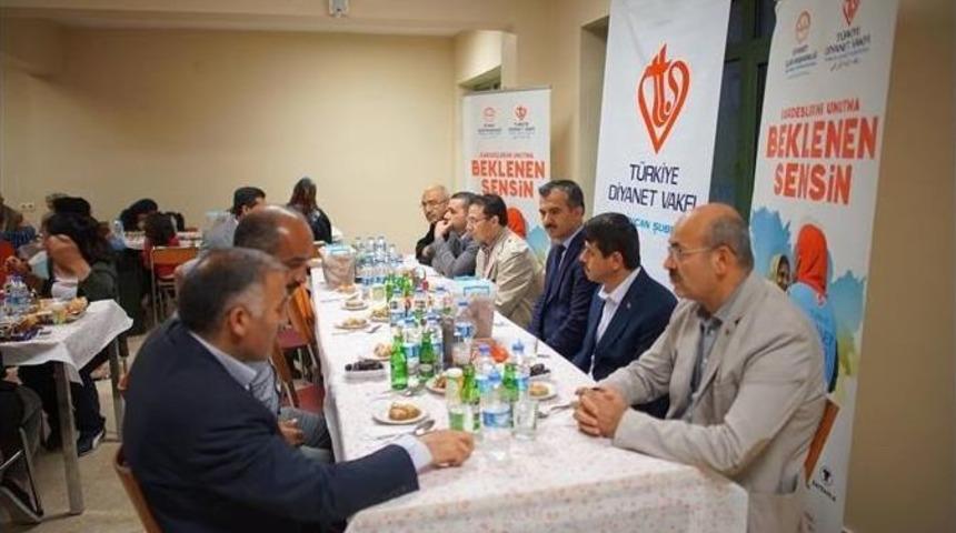 Diyanet Vakfı Erzincan Şubesinden İftar Yemeği