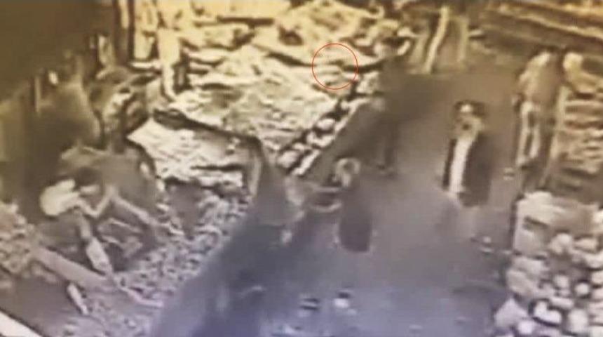 İstanbul&rsquo;da Pazarcıların Silahlı &Ccedil;atışması Kamerada