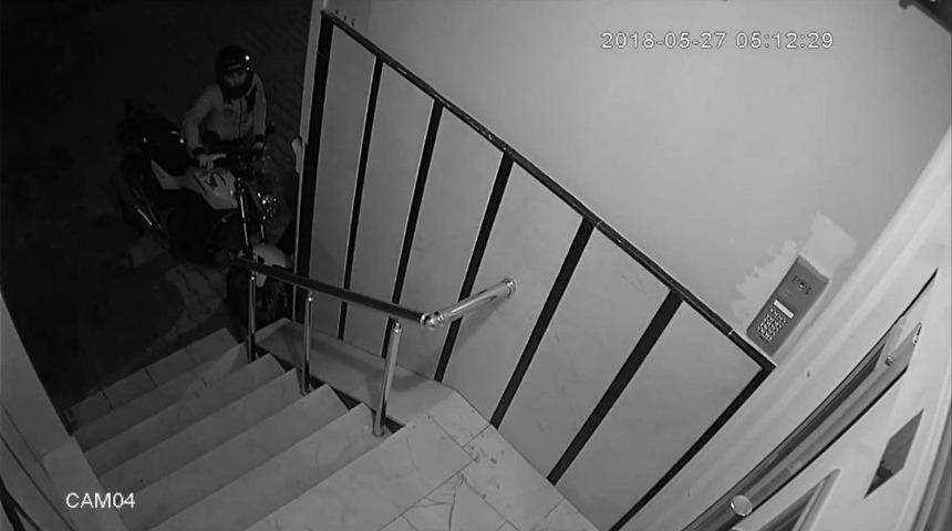 (&ouml;zel) Motosikleti Demir Kesme Makasıyla Zincirini Kesip B&ouml;yle &Ccedil;aldılar