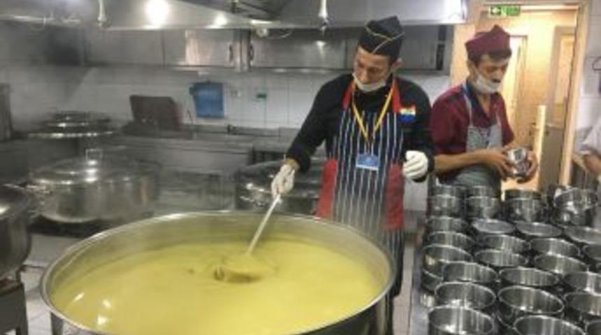 (&ouml;zel) Zeytinburnu&rsquo;nda Kapı Kapı Dolaşan Ekipler İhtiya&ccedil; Sahiplerine İftariyelik Dağıtıyor