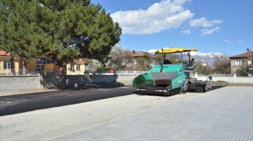 Erzincan Valiliği Asfalt Plent Tesislerinden Okul Bah&ccedil;elerine Asfalt Desteği