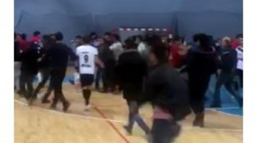 Futsal Maçında Taraftarlar Rakip Takımın Oyuncularına Saldırdı