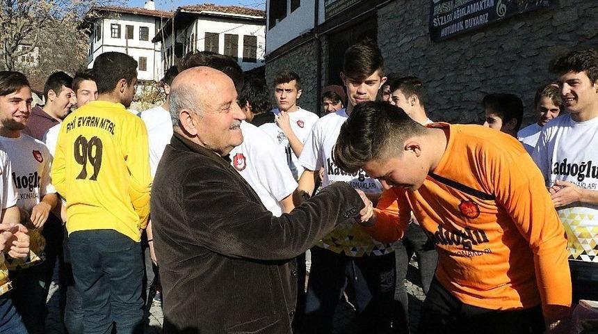 Turizmci İşadamından Öğrencilere Forma Desteği