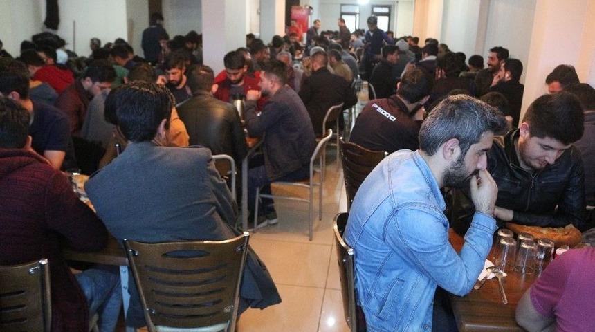 Ağrı&rsquo;da Hayırsever Aile G&uuml;nde 500 Kişiye İftar Yemeği Veriyor