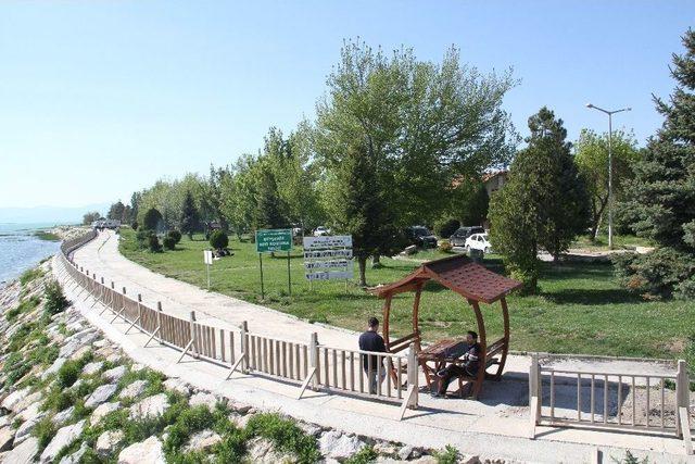 Yabancı Turistler Günbatımını İzlemek İçin Karavanlarıyla Beyşehir’e Geliyor