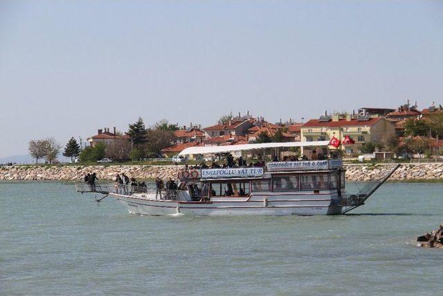 Yabancı Turistler Günbatımını İzlemek İçin Karavanlarıyla Beyşehir’e Geliyor