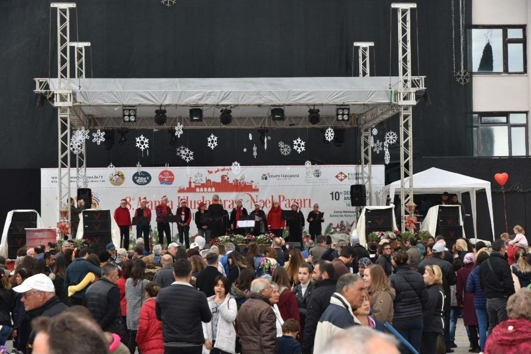 Noel Pazarındaki Dostluk Ve Hoşg&ouml;r&uuml; D&uuml;nyaya Bir Kez Daha &Ouml;rnek Oldu