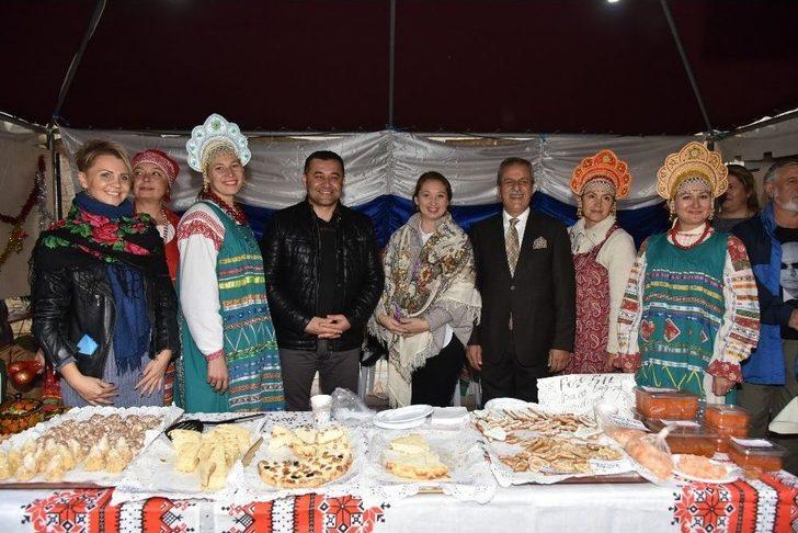 Noel Pazarındaki Dostluk Ve Hoşgörü Dünyaya Bir Kez Daha Örnek Oldu G2