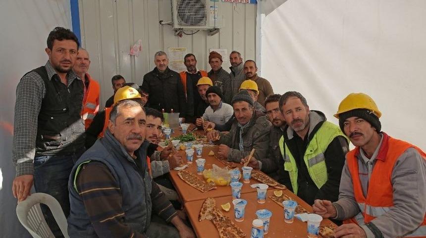 Başkan Çelik’ten İşçilere Pazar Sürprizi