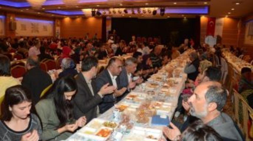 Başkan &Ccedil;etin Bin Kişiyi Daha İftarda Ağırladı