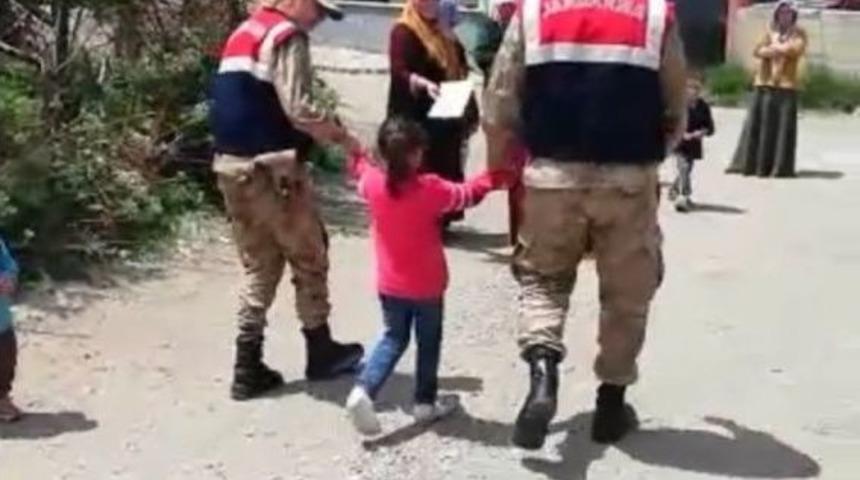 Kaybolan Kız &Ccedil;ocuğunu Jandarma Ekibi Buldu