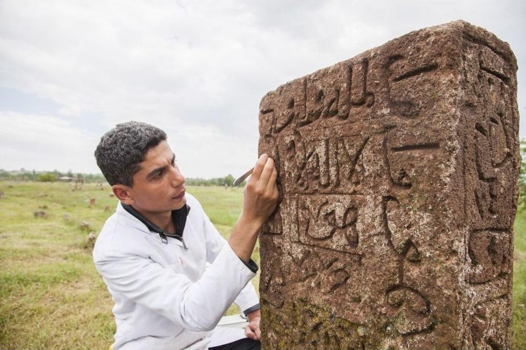 Tarihi Mezar Taşları Ayağa Kaldırılıyor