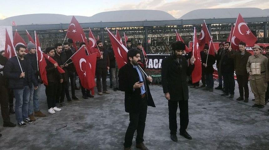 İt&uuml; Kul&uuml;b&uuml;n&uuml;n 46 &Uuml;yesi 46 Saniyeliğine Yolu Keserek 46 Şehidi Andı