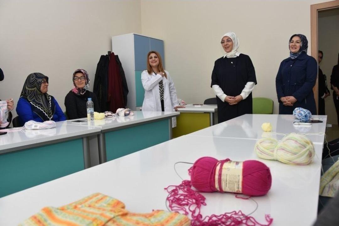 Neşe &Ouml;zhaseki, Okuma Yazma Kursu Kursiyerlerini Ziyaret Etti