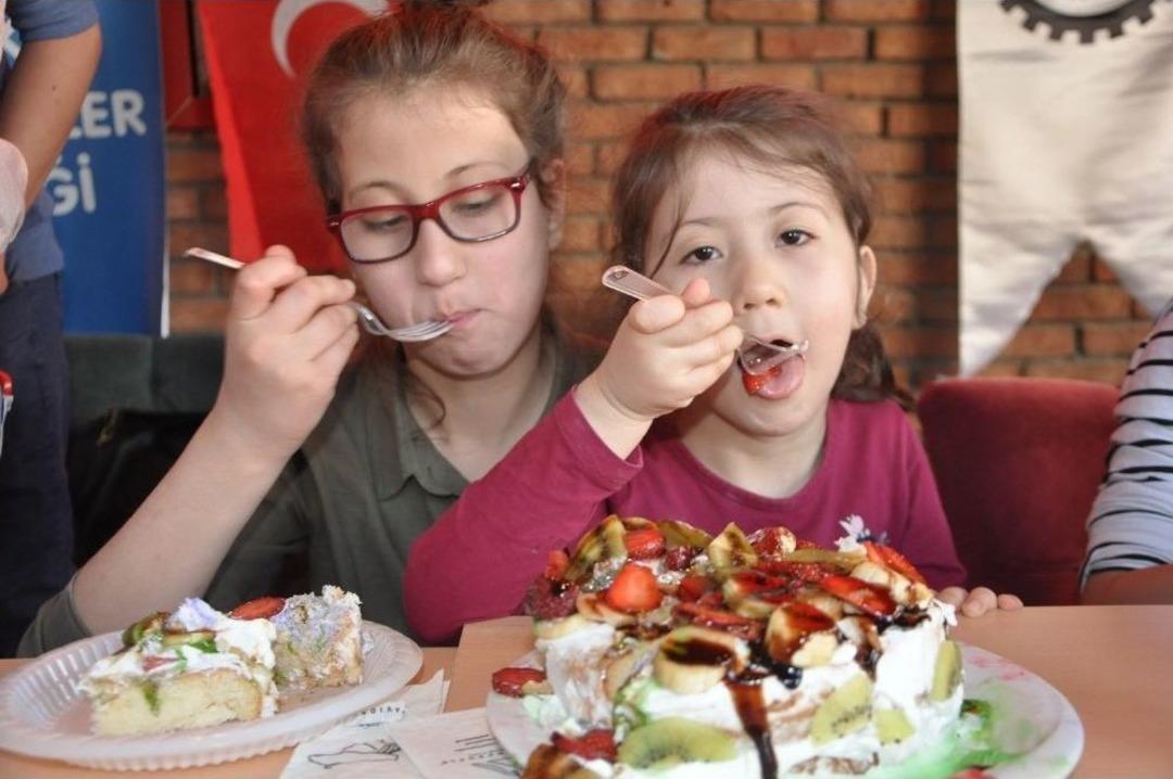 Uşak&rsquo;ın &Ouml;d&uuml;ll&uuml; Aş&ccedil;ıları Diyabetli &Ccedil;ocuklar İ&ccedil;in Doğal Pasta Yaptı