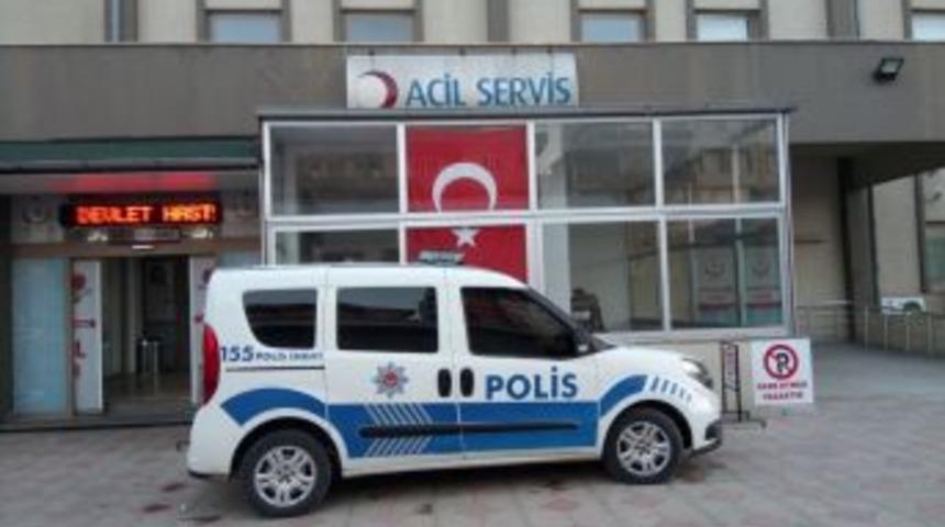 Yolda Y&uuml;r&uuml;yen Gen&ccedil; &Ouml;nce D&ouml;v&uuml;ld&uuml; Sonra Bı&ccedil;aklandı