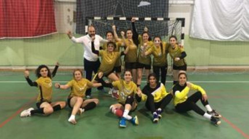 D&uuml; Bayan Hentbol Takımı Başarıya Doymuyor
